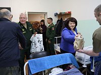 Раненым бойцам в светловском военном госпитале передали пасхальные куличи