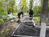 На территории мемориального комплекса в Елховке продолжаются работы по благоустройству