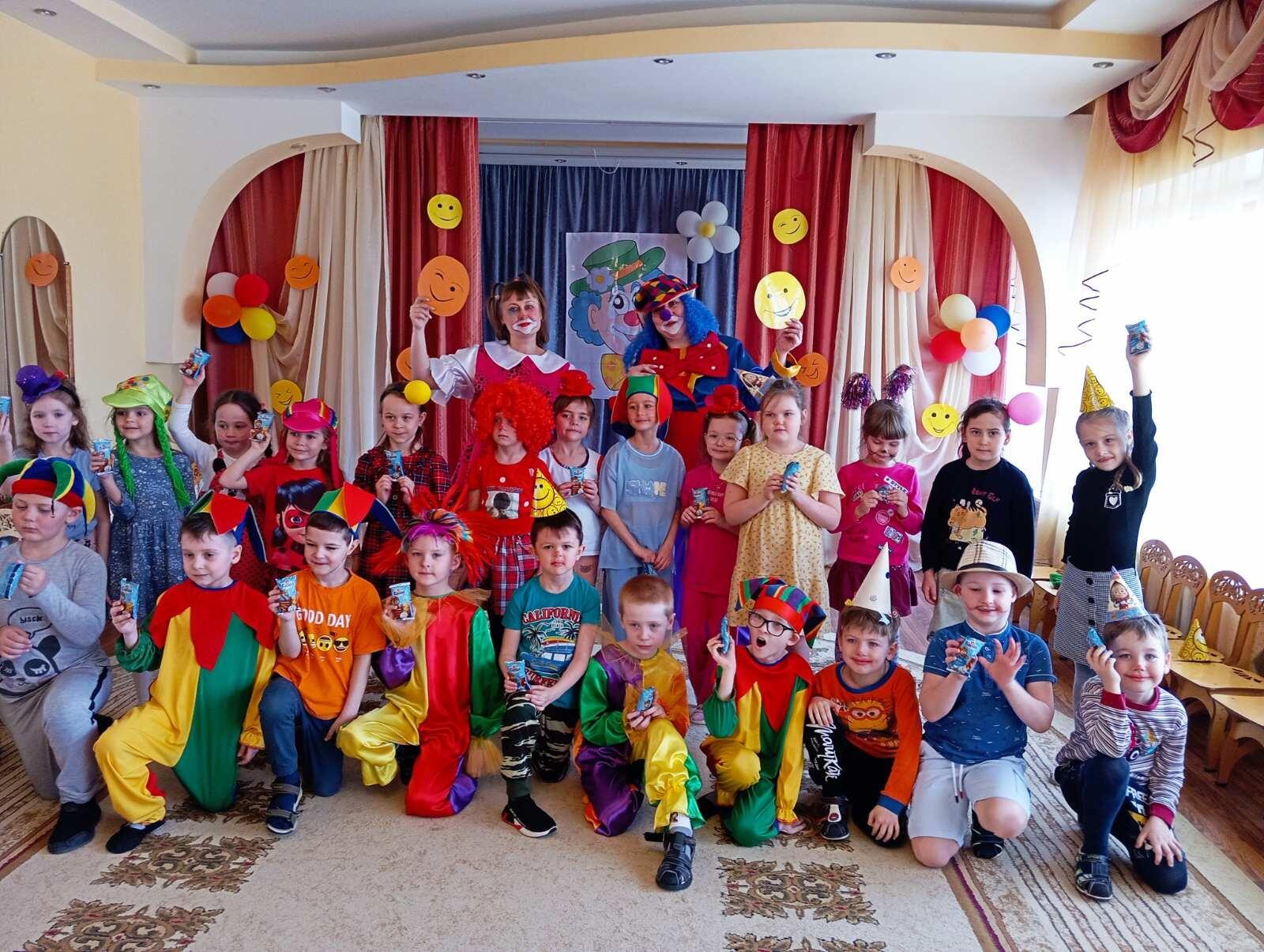 аппликация на день смеха в подготовительной группе. игрушки забавы в доу. рисование на день смеха средняя группа. день птиц в детском саду средняя группа. поделки в младшей группе детского сада.