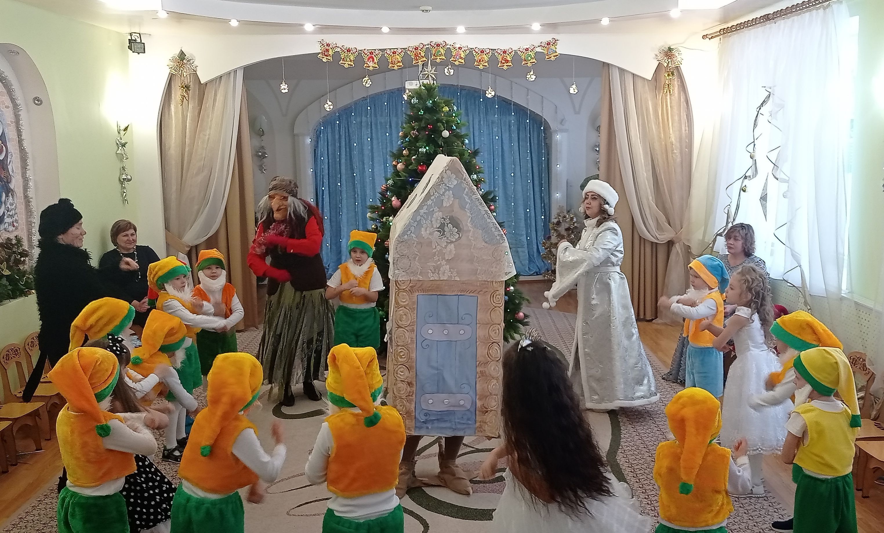 декорации для новогоднего представления на сцене. детский праздник новый год. новогоднийутреник в сколе. новогодняя сказка прошла в школе. новогодняя сказка прошла в школе.