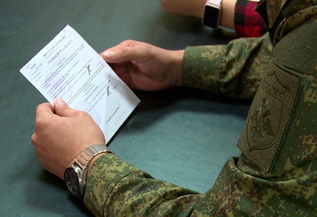 Военный заключенный рф. Военный контракт. Военные по контракту. Контракт военнослужащего. Военнослужащий подписывает.