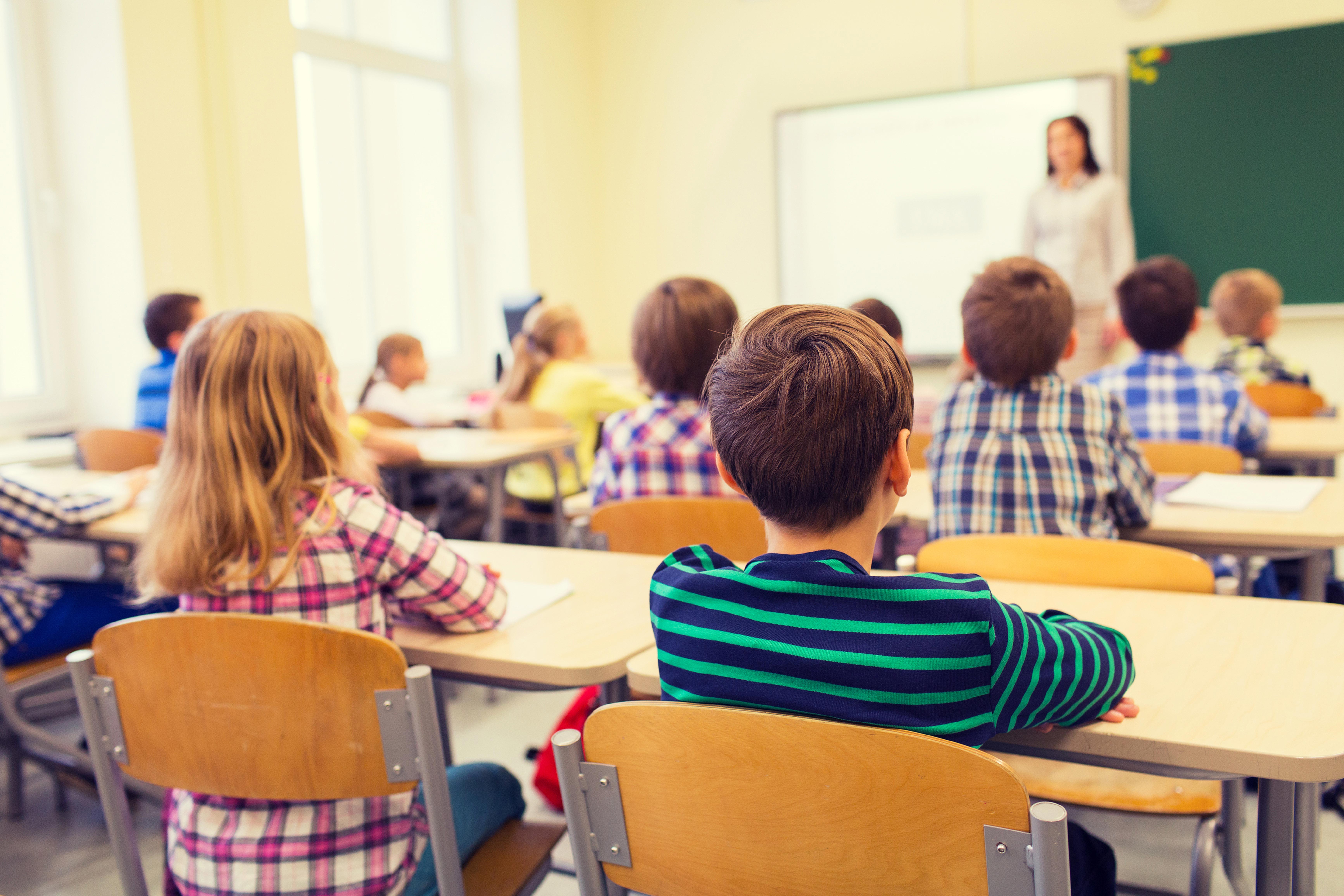 Classroom listening. Дети за партой. Занятия в школе. Школьники за партой. Ученик за партой.