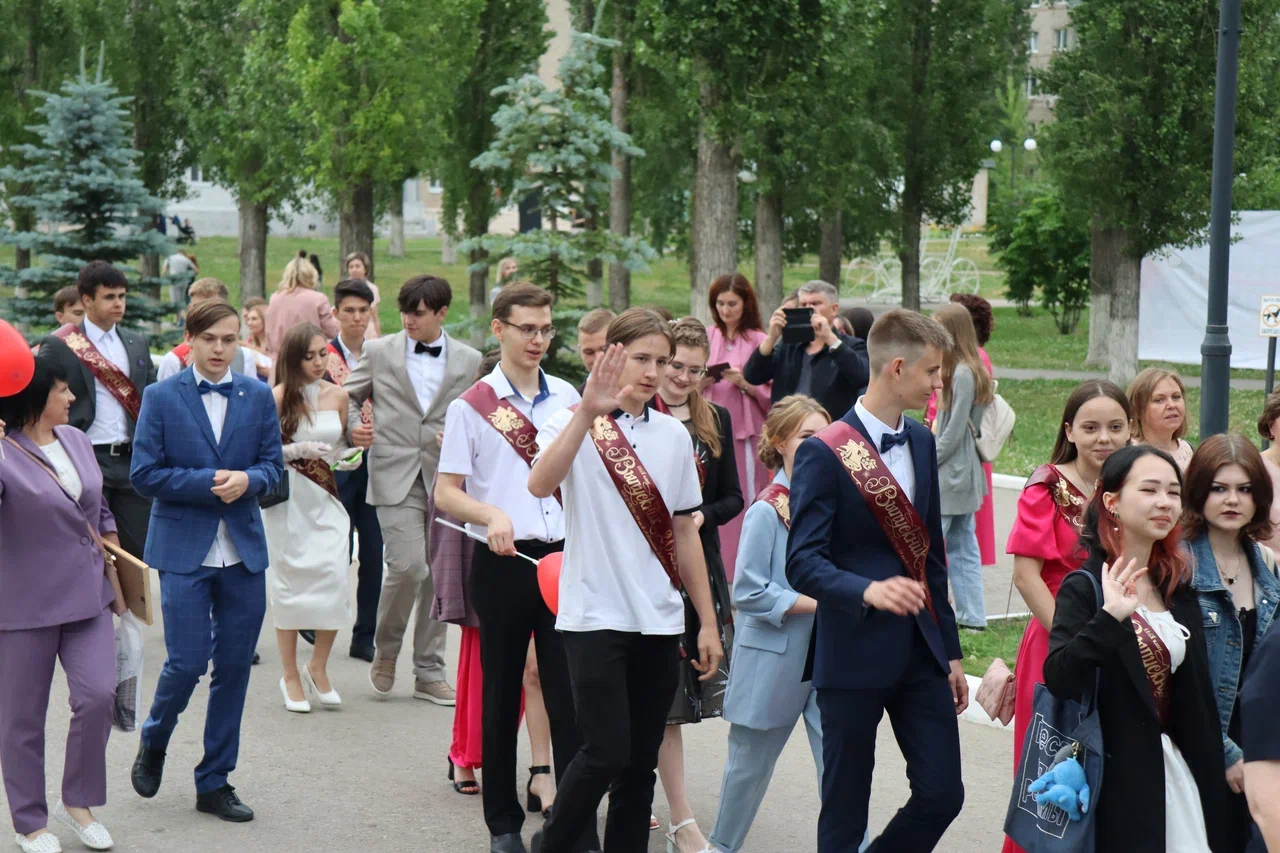 Зато новости. Девятиклассники выпускники. С праздником выпускники. Выпускники 11. Школа б.