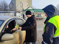 Юные друзья полиции подарили цветы и открытки светловским автоледи