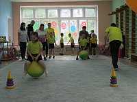 Видеорепортаж: Родители с детьми приняли участие в эстафетах