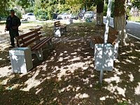 Во дворах поселка продолжается установка новых лавочек