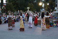 День городка завершился калейдоскопом из концертных номеров в сквере у фонтана