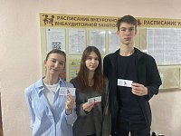 В светловской школе прошла акция "Красная ленточка"