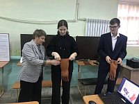 Школьники проверяли на прочность диэлектрические перчатки