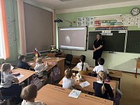 Светоотражатели — маленькие помощники на дороге: в начальной школе прошел урок безопасности