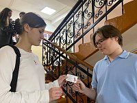 Школьники присоединились к акции «Красная ленточка»