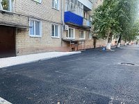 В одном из самых больших светловских дворов завершают укладку асфальта