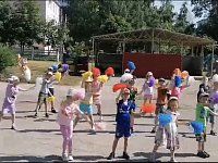 Яркий флешмоб «Счастливое детство» устроили воспитанники детского сада