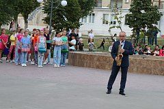 День городка завершился калейдоскопом из концертных номеров в сквере у фонтана