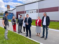 Глава городского округа проверил ход ремонтных работ в школе поселка