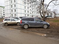 О припаркованных на газонах машинах следует сообщать в административную комиссию
