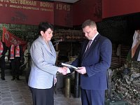 В школьные музеи передали книги памяти