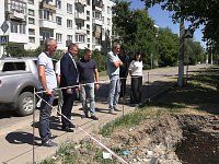 Временно исполняющий полномочия главы городского округа Сергей Баталов ознакомился с ходом ремонтных работ на участке тепловой сети 
