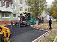 Ещё в одном светловском дворе уложили асфальт