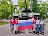 Активисты молодежных организаций провели акцию в день Государственного флага