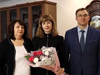 Оксана Шандыбина поздравила светловского педагога с очередной победой