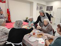 Серебряные волонтеры приняли участие в мастер-классе по созданию десертов