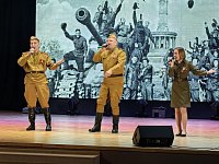 Поклонимся великим тем годам: на сцене Дома культуры прошёл праздничный концерт