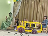 Малыши отправились на автобусе в гости к Весне