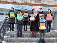 Школьники собрали посылки к Новому году для бойцов СВО