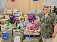 Жители Светлого продолжают приносить посылки для бойцов СВО