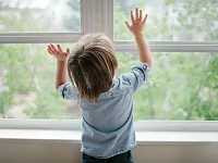 Комиссия по делам несовершеннолетних предупреждает: окно – смертельная опасность для ребёнка!