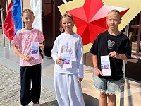 В Доме детского творчества прошла акция, посвящённая Дню Государственного флага