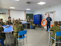 Курсантов научили, как вести себя в чрезвычайных ситуациях